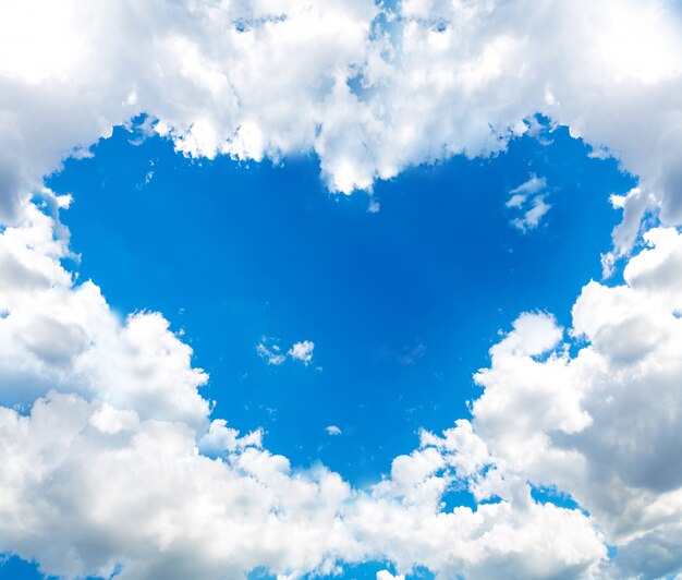 Ciel avec des nuages ​​formant un coeur