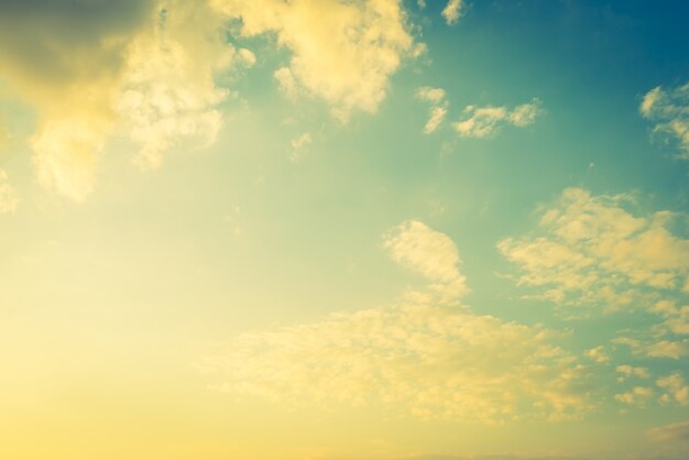 Ciel avec des nuages ​​et des teintes jaunes