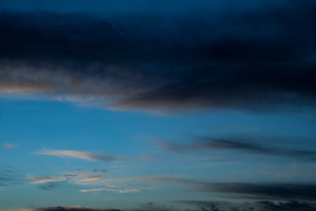 Ciel de nuit avec nuages et étoiles