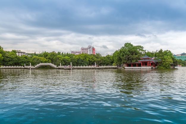 Ciel paysage beau temples fond vert