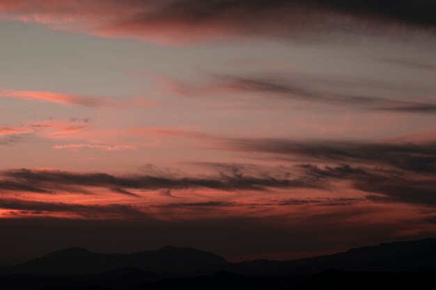 Ciel rose avec des nuages de coton blanc