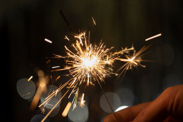 Cierge magique brillant festif dans l'obscurité