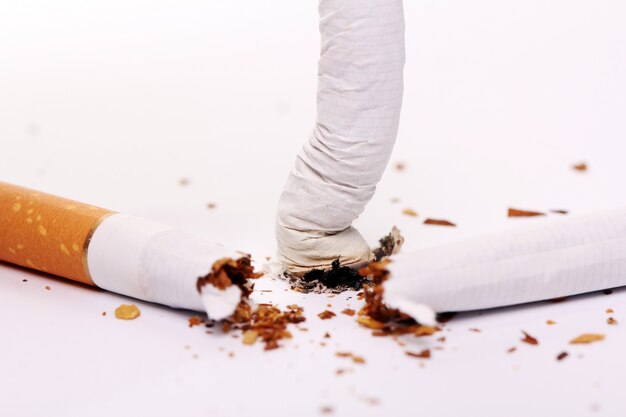 cigarette cassée, arrêter de fumer concept
