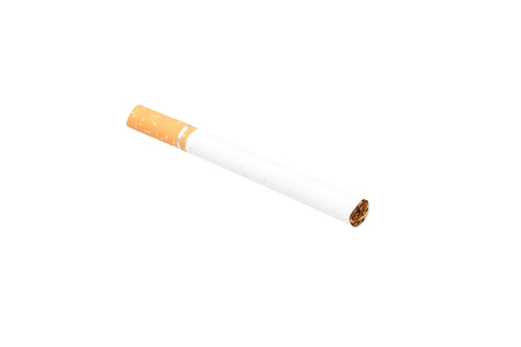 Photo gratuit une cigarette png isolée sur fond blanc