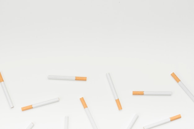 Photo gratuite cigarettes sur fond blanc avec espace de copie pour un message texte