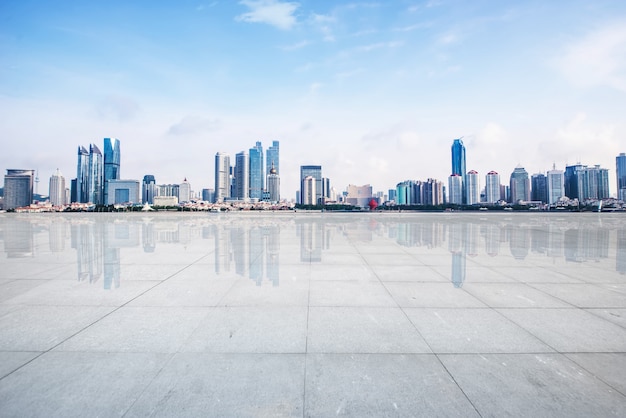 Ciment footpath skyline space building