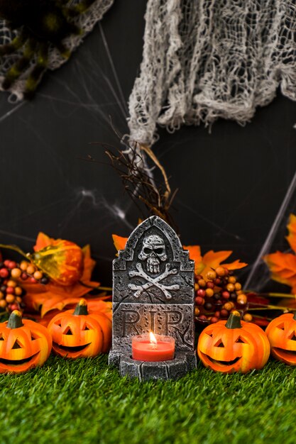 Cimetière d&#39;Halloween avec des citrouilles amicales