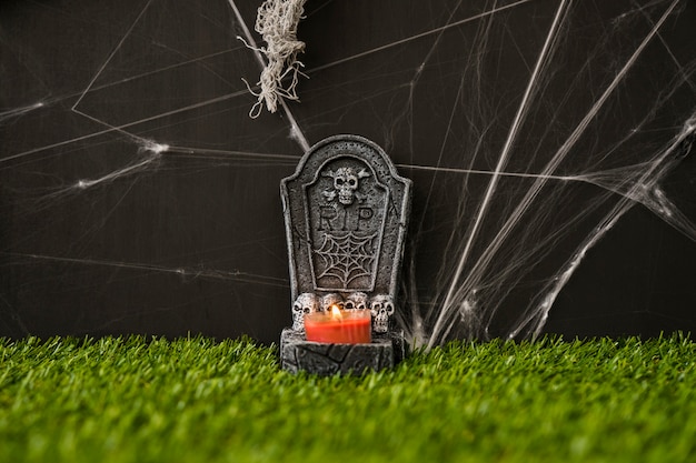 Photo gratuite cimetière d'halloween sur l'herbe