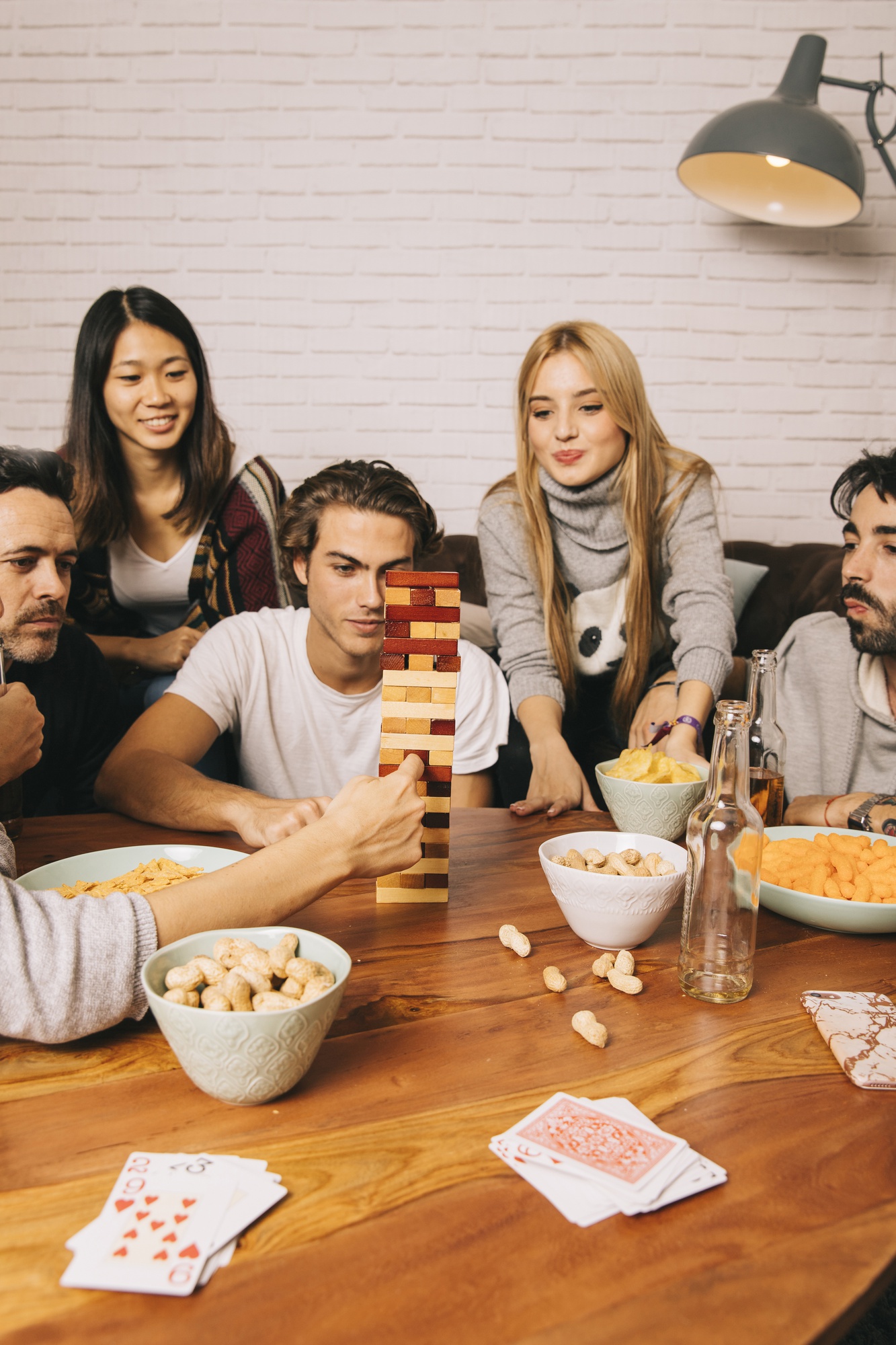 Cinq amis jouant au jeu de table