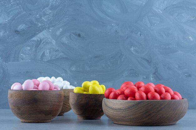 Cinq bols de gomme, sur la table en marbre.