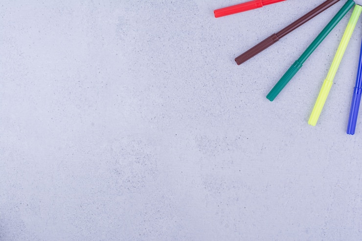 Photo gratuit cinq crayons de gel multicolores isolés sur une surface grise