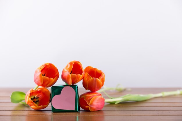 Cinq roses et papier coeur