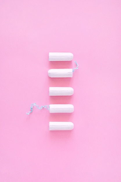 Cinq Tampons Hygiéniques Sur Fond Rose équipement De Protection Du Cycle Menstruel Photo Premium
