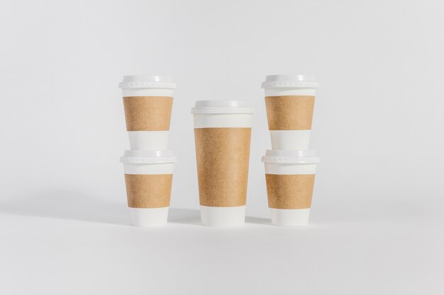 Cinq tasses en plastique