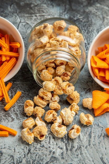 Cips de fromage vue de face avec pop-corn sur fond clair