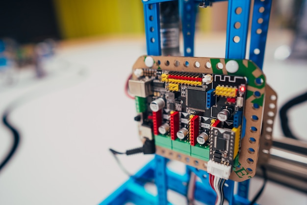 Circuit électronique avec processeur et fils