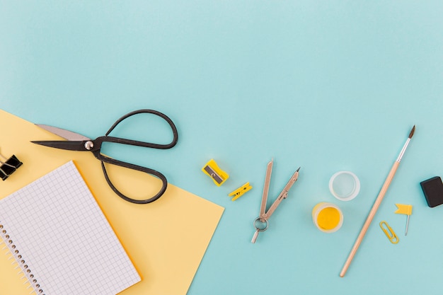 Photo gratuite ciseaux de bureau vue de dessus avec espace copie