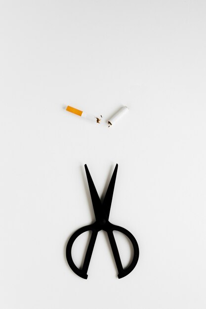 Photo gratuite ciseaux avec cigarettes