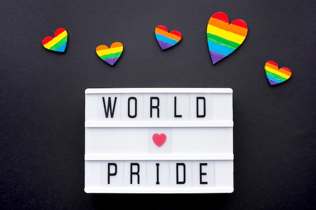 Citation de fierté d'amour mondial avec des coeurs arc-en-ciel