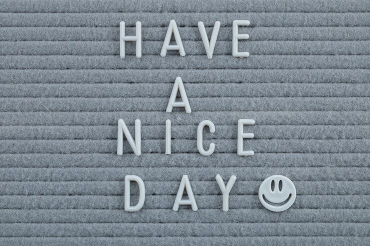 Photo gratuit citations de motivation sur un espace gris.