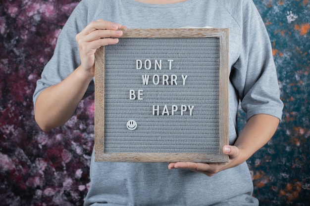 Citations de motivation et d'inspiration avec des lettres en bois sculptées au tableau.