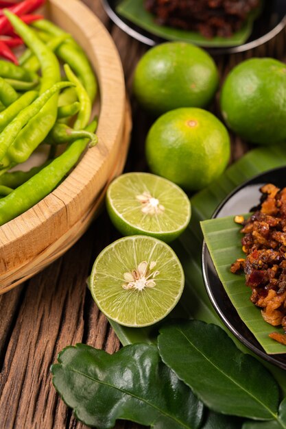 Le citron coupé en deux et le piment sont déposés par terre.