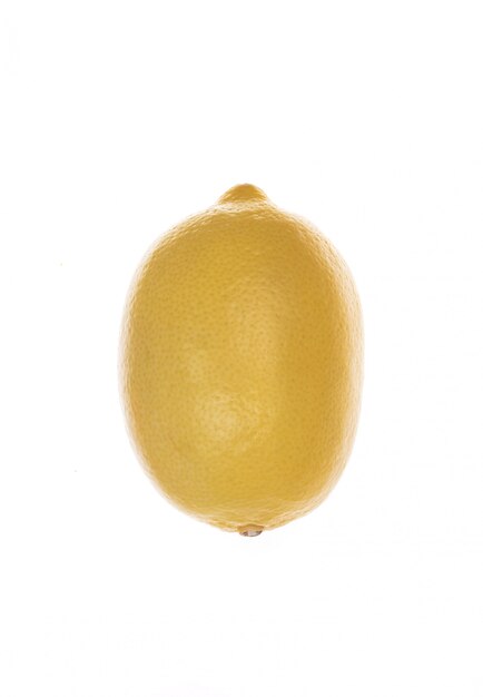 Citron frais isolé sur blanc