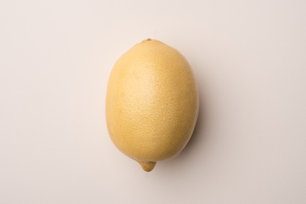 Citron frais isolé sur blanc