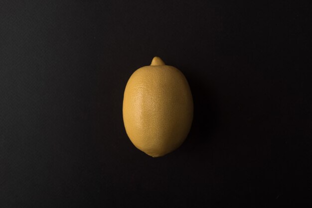 Citron frais sur noir