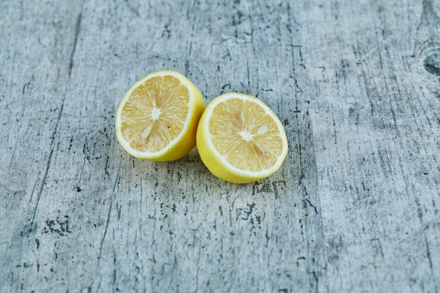 Citron jaune juteux coupé à moitié sur la surface en marbre