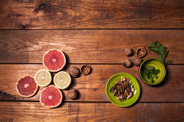 Citron et noix sur une surface en bois se bouchent