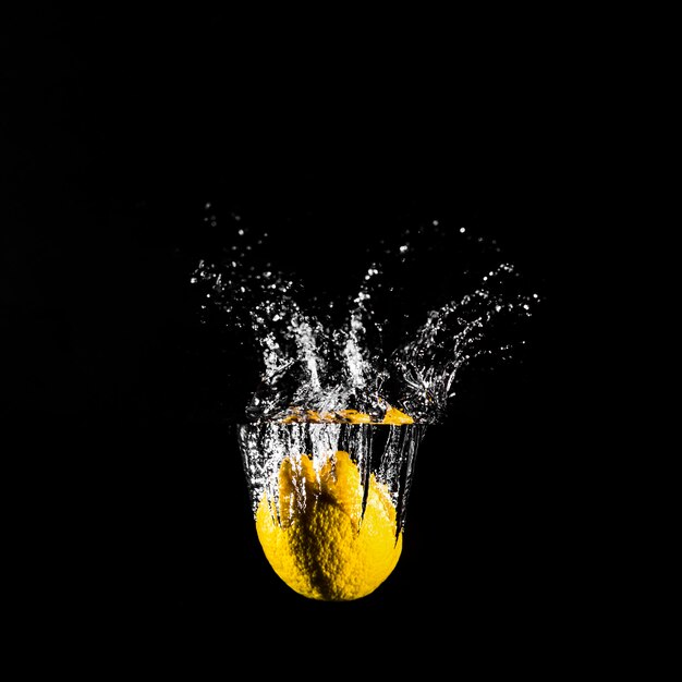 Citron plongeant dans l&#39;eau