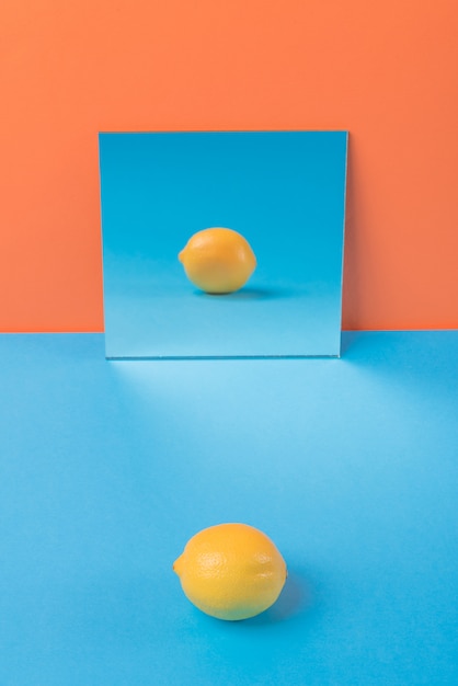 Photo gratuite citron sur table bleue isolé sur orange