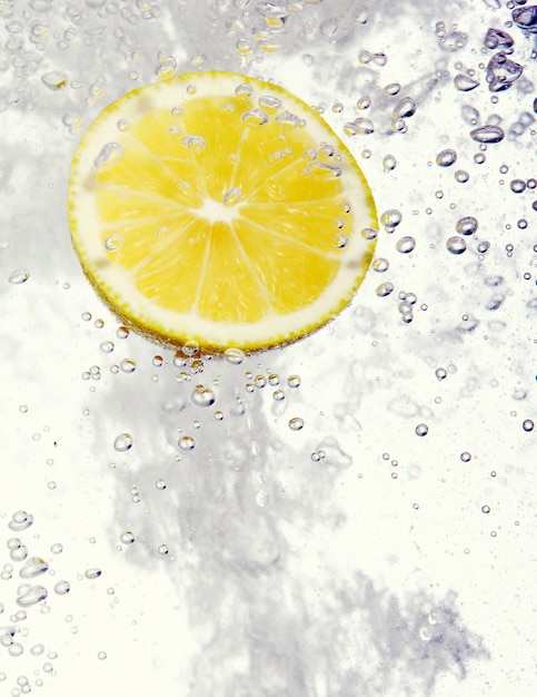 Photo gratuite citron tombé dans l'eau