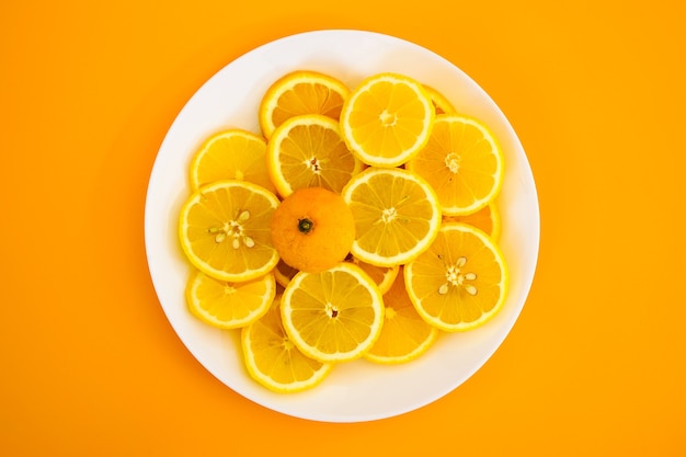 Photo gratuite citrons jaunes sur une assiette par une journée ensoleillée
