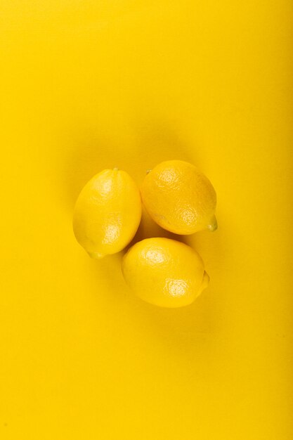 Citrons jaunes isolés. vue de dessus