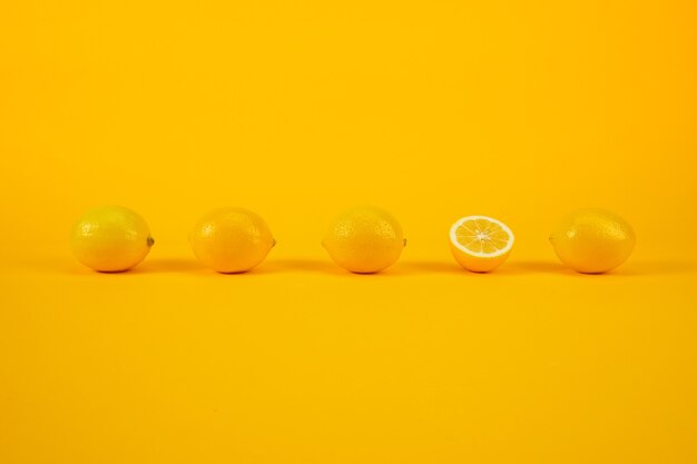 Citrons sur un mur jaune