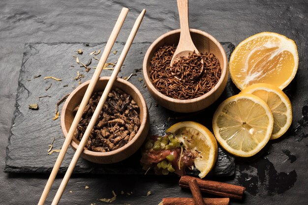 Citrons en tranches avec des bols en bois remplis d'insectes