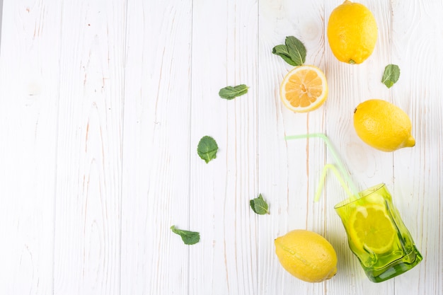 Photo gratuite citrons et verre de couleur vive avec paille