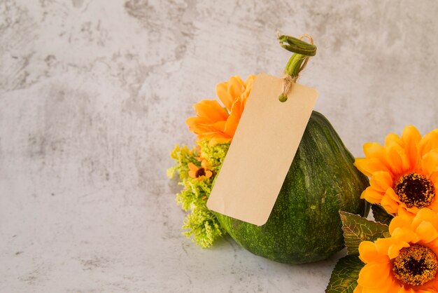 Citrouille avec des fleurs sur la table