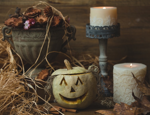Citrouille d'Halloween avec des bougies décoratives