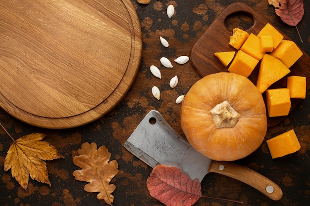 Photo gratuite citrouille de nourriture d'automne et planche de bois vide