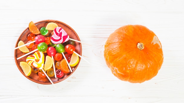 Citrouille près de la plaque avec des bonbons