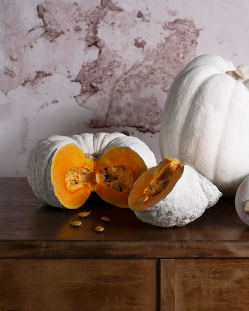 Citrouilles blanches à angle élevé sur la table