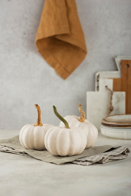 Citrouilles blanches sur arrangement de chiffons