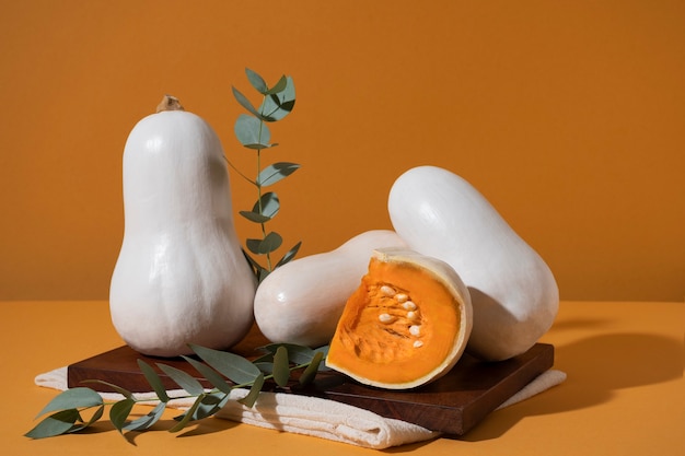 Photo gratuite citrouilles blanches sur fond orange