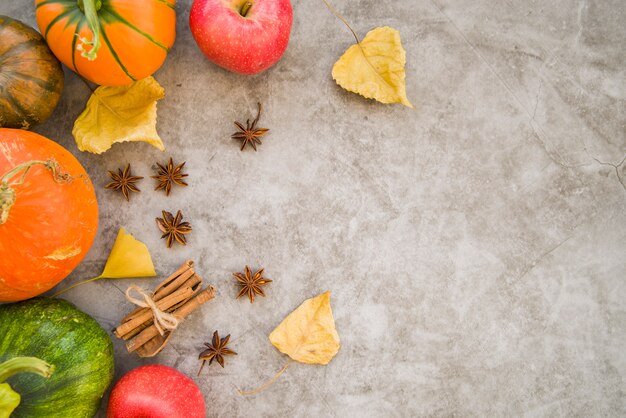 Citrouilles à la cannelle sur table