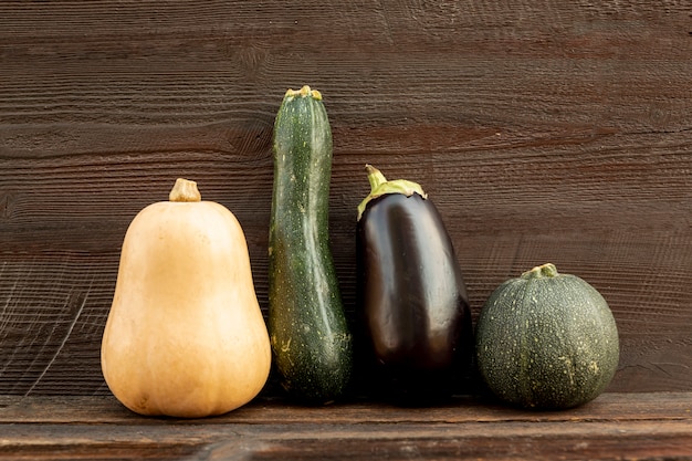 Citrouilles colorées vue de face de différentes tailles