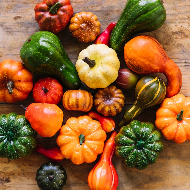 Des citrouilles de couleur différente sur le bureau