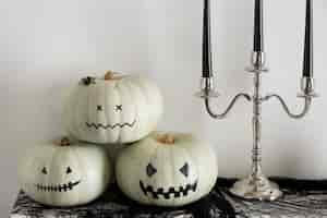 Photo gratuite citrouilles décoratives pour un événement d'halloween